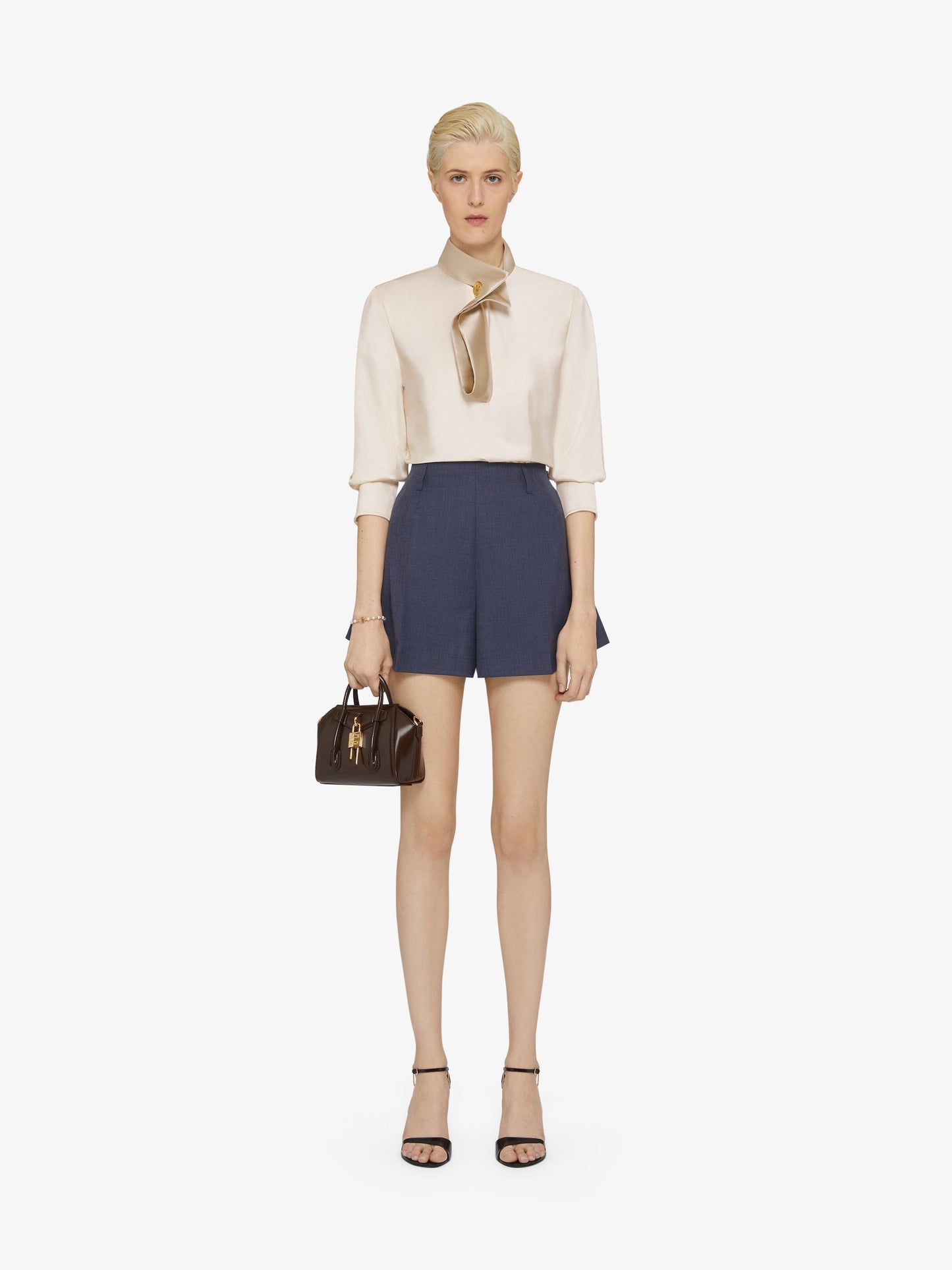 Blouse in satin with buttoned collar || Ownara